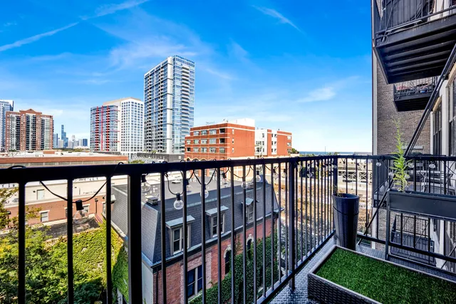 $385,000 | 320 East 21st Street, Unit 504, Chicago, IL 60616