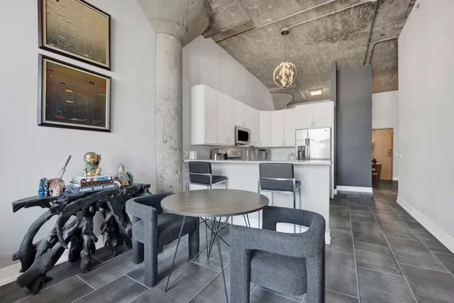 $385,000 | 320 East 21st Street, Unit 504, Chicago, IL 60616