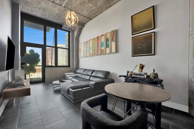 $385,000 | 320 East 21st Street, Unit 504, Chicago, IL 60616