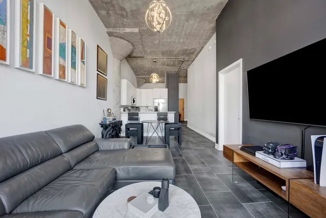 $385,000 | 320 East 21st Street, Unit 504, Chicago, IL 60616