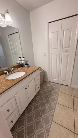$2,500 | 231 Lakeview Drive, Unit 204, Weston, FL 33326