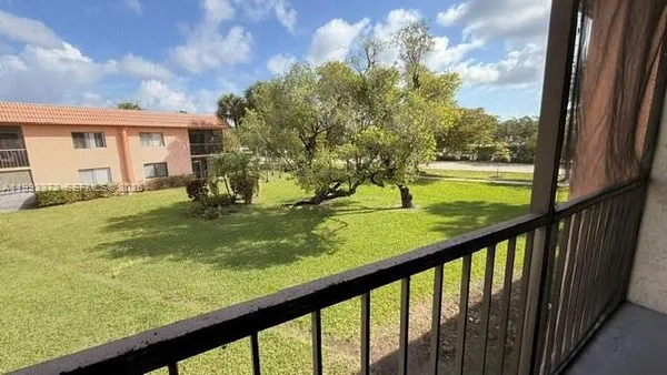 $2,500 | 231 Lakeview Drive, Unit 204, Weston, FL 33326