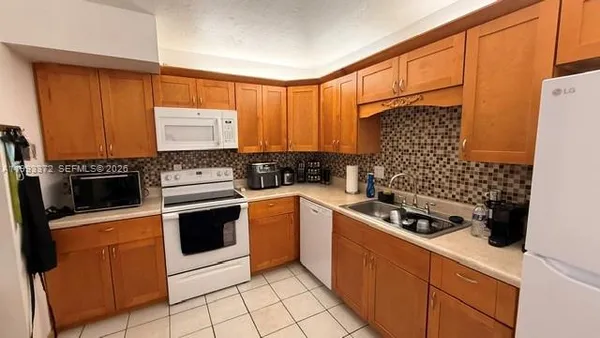 $2,500 | 231 Lakeview Drive, Unit 204, Weston, FL 33326