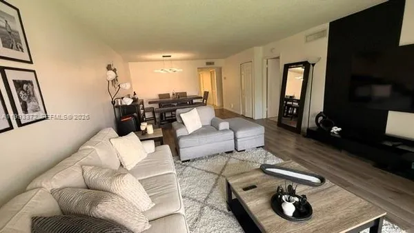 $2,500 | 231 Lakeview Drive, Unit 204, Weston, FL 33326