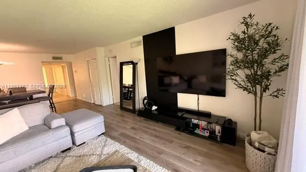 $2,500 | 231 Lakeview Drive, Unit 204, Weston, FL 33326