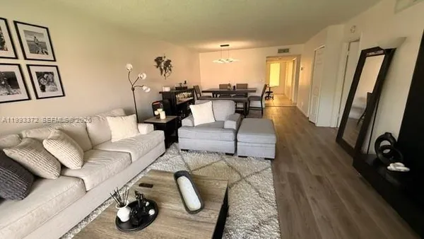 $2,500 | 231 Lakeview Drive, Unit 204, Weston, FL 33326