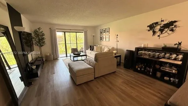 $2,500 | 231 Lakeview Drive, Unit 204, Weston, FL 33326