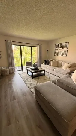 $2,500 | 231 Lakeview Drive, Unit 204, Weston, FL 33326