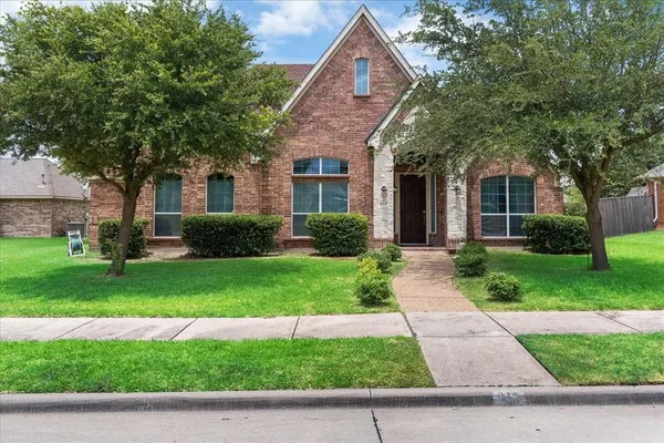 $395,000 | 817 Trailwood Drive, DeSoto, TX 75115