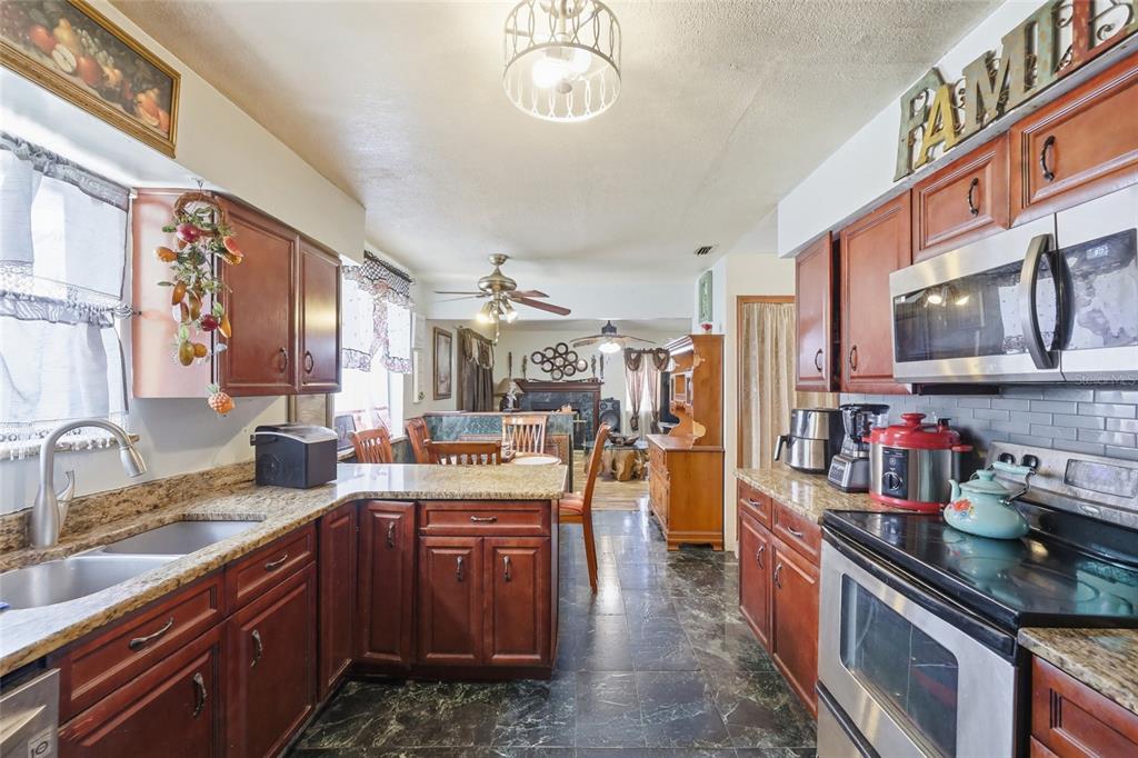 3027 Queens Gate Road Orlando, FL 32818 - Photo 18 of 34 a kitchen with lots of counter top space