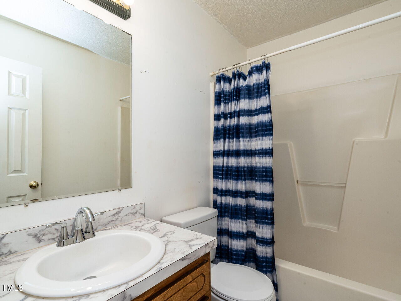 597 Thorne Road Selma, NC 27576 - Photo 22 of 28 020-1280x960-hallway-full-bathroom - Cop