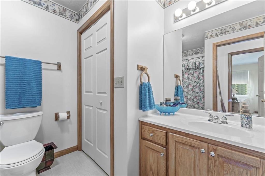 116 East Country Barn Road Houston, PA 15342 - Photo 17 of 24 Full Hall Bathroom 116 E Country Barn Rd