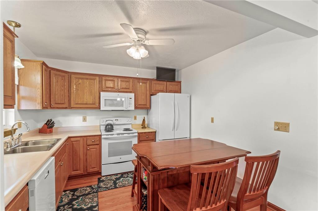 116 East Country Barn Road Houston, PA 15342 - Photo 8 of 24 Kitchen 116 E Country Barn Rd