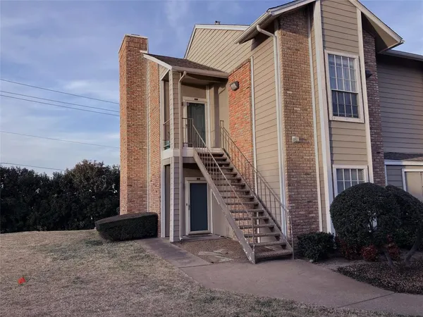 a view of a house with backyard and a garden