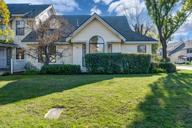 $339,900 | 961 East Foxhill Drive, Fresno, CA 93720