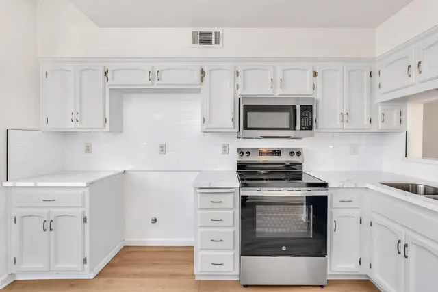 $339,900 | 961 East Foxhill Drive, Fresno, CA 93720