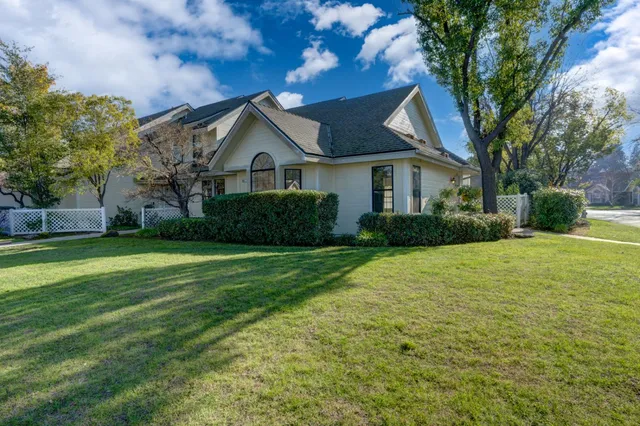 $339,900 | 961 East Foxhill Drive, Fresno, CA 93720