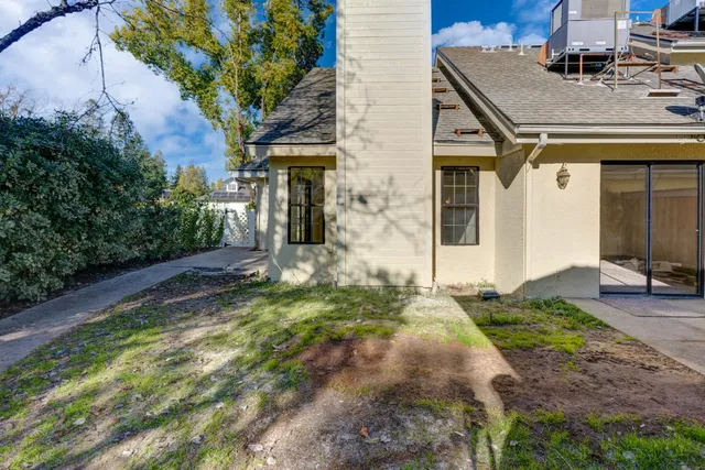 $339,900 | 961 East Foxhill Drive, Fresno, CA 93720