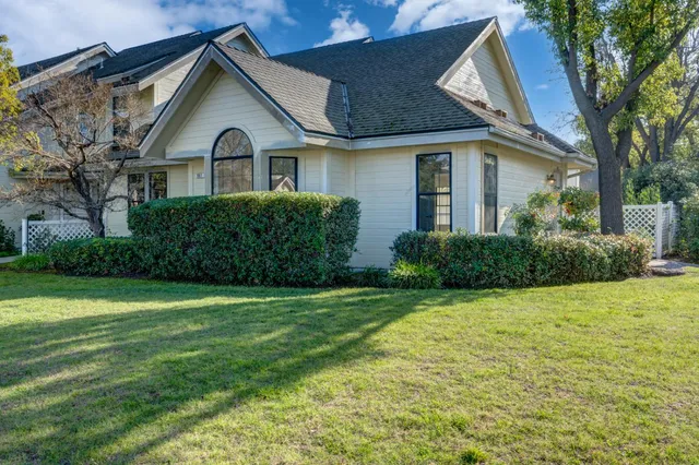 $339,900 | 961 East Foxhill Drive, Fresno, CA 93720