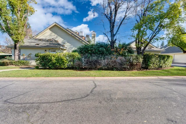 $339,900 | 961 East Foxhill Drive, Fresno, CA 93720