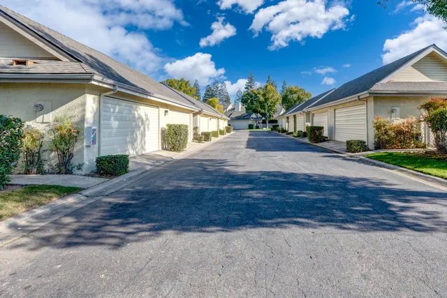 $339,900 | 961 East Foxhill Drive, Fresno, CA 93720