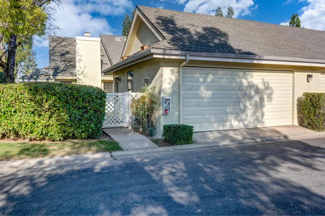 $339,900 | 961 East Foxhill Drive, Fresno, CA 93720