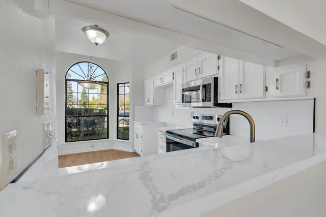 $339,900 | 961 East Foxhill Drive, Fresno, CA 93720