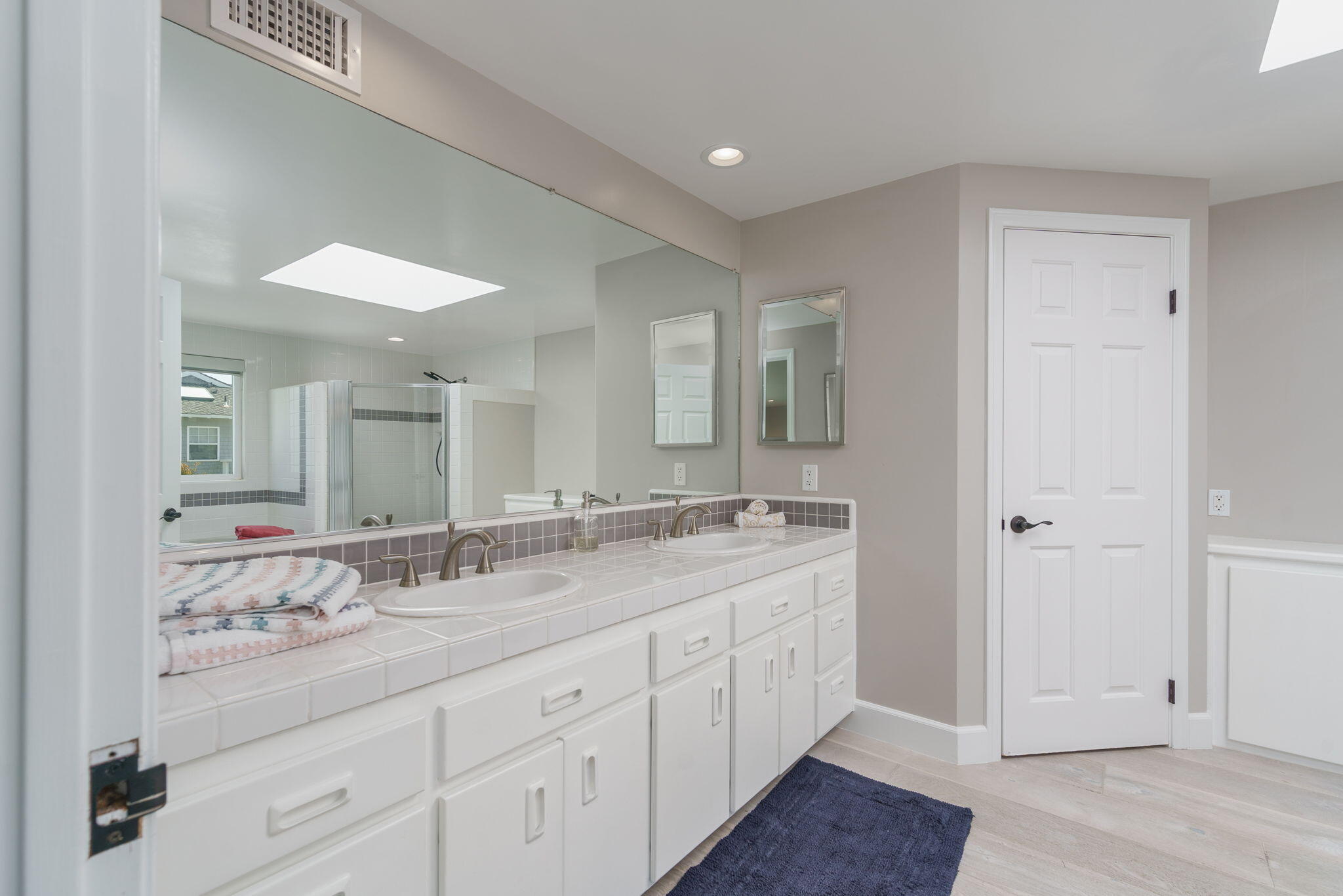 5235 Sealane Way Oxnard, CA 93035 - Photo 23 of 53 a bathroom with double sink and a mirror