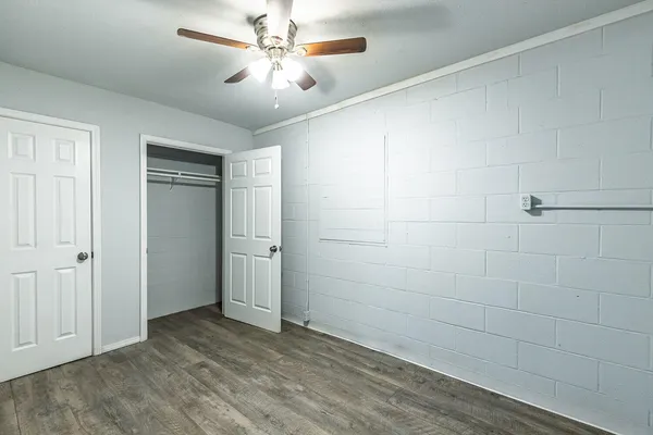 a view of empty room with window and ceiling fan