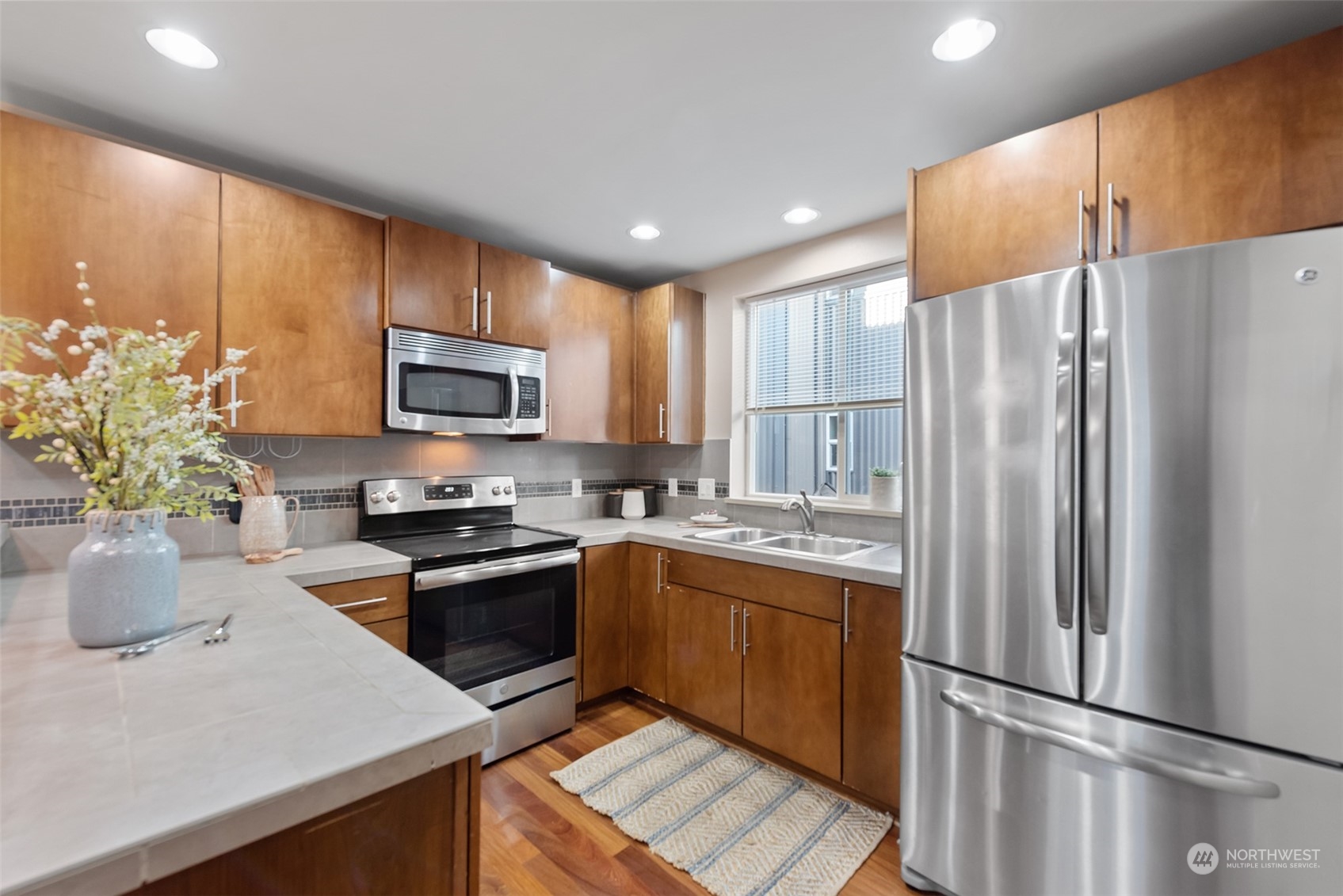 933 North 98th Street, Unit B Seattle, WA 98103 - Photo 6 of 16 Gallery Image 6