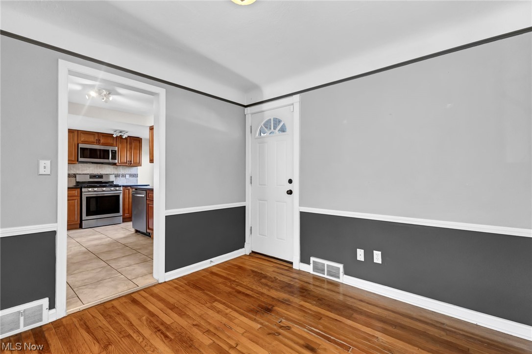 9516 Snow Road Cleveland, OH 44130 - Photo 14 of 40 Dining room