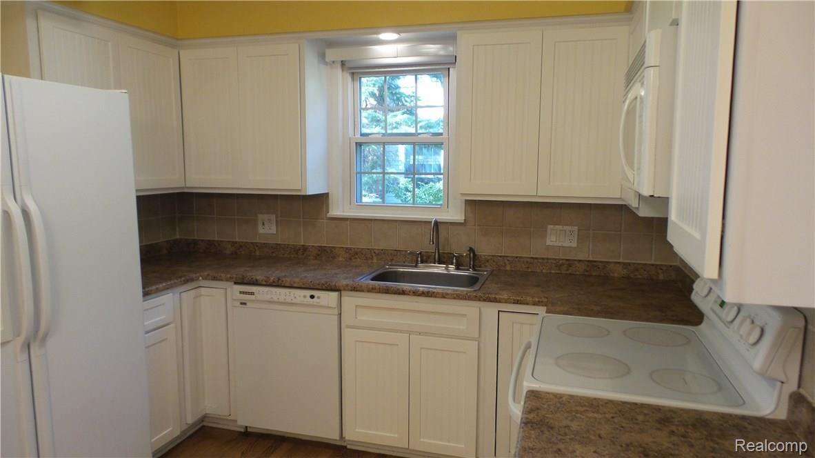 879 Hampton Road Grosse Pointe, MI 48236 - Photo 6 of 44 20160808_120657.jpg