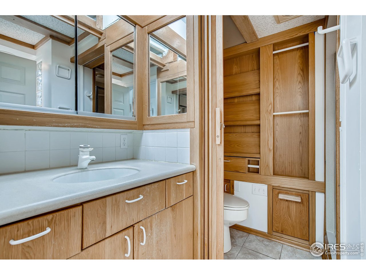 1112 Gapter Road Boulder, CO 80303 - Photo 19 of 40 a bathroom with a sink and mirror