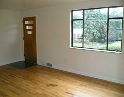 945 Rosalind Road Pittsburgh, PA 15237 - Photo 4 of 8 Living Room.