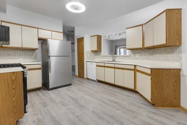 $285,000 | 1505 Commodore Court, Unit 1, Schaumburg, IL 60193