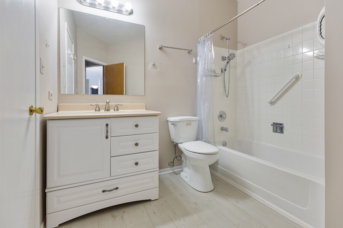 1505 Commodore Court, Unit 1 Schaumburg, IL 60193 - Photo 20 of 29 a bathroom with a toilet sink and a mirror