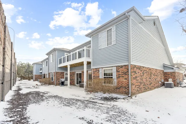 $285,000 | 1505 Commodore Court, Unit 1, Schaumburg, IL 60193