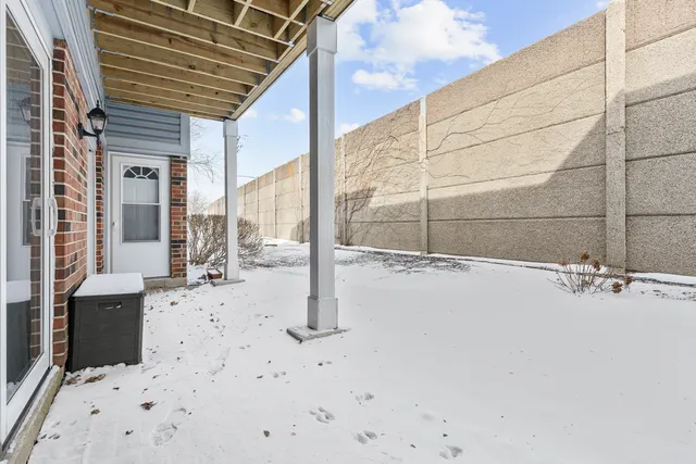 $285,000 | 1505 Commodore Court, Unit 1, Schaumburg, IL 60193