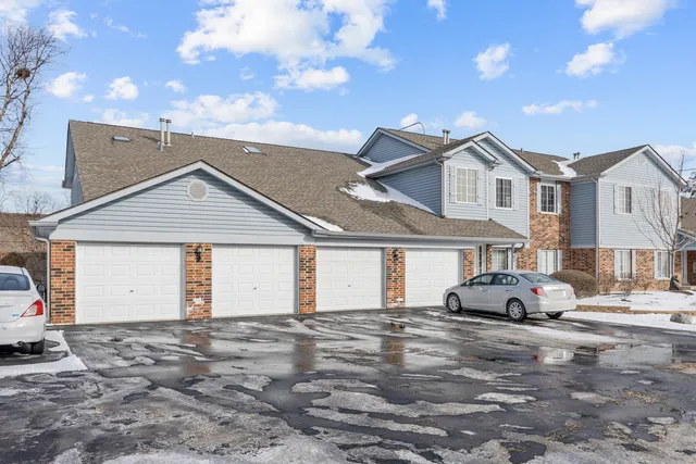 $285,000 | 1505 Commodore Court, Unit 1, Schaumburg, IL 60193