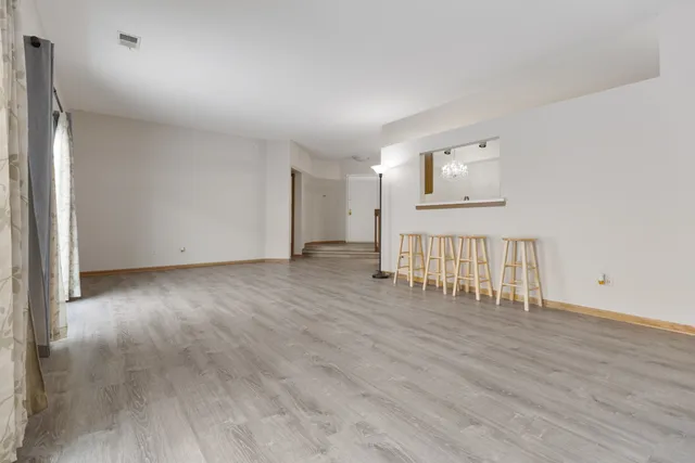 $285,000 | 1505 Commodore Court, Unit 1, Schaumburg, IL 60193