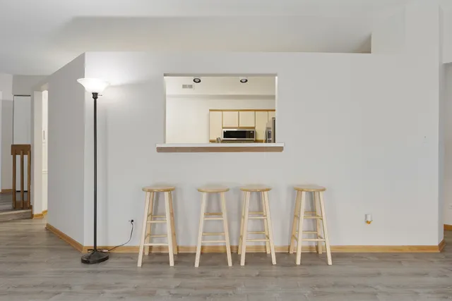 $285,000 | 1505 Commodore Court, Unit 1, Schaumburg, IL 60193