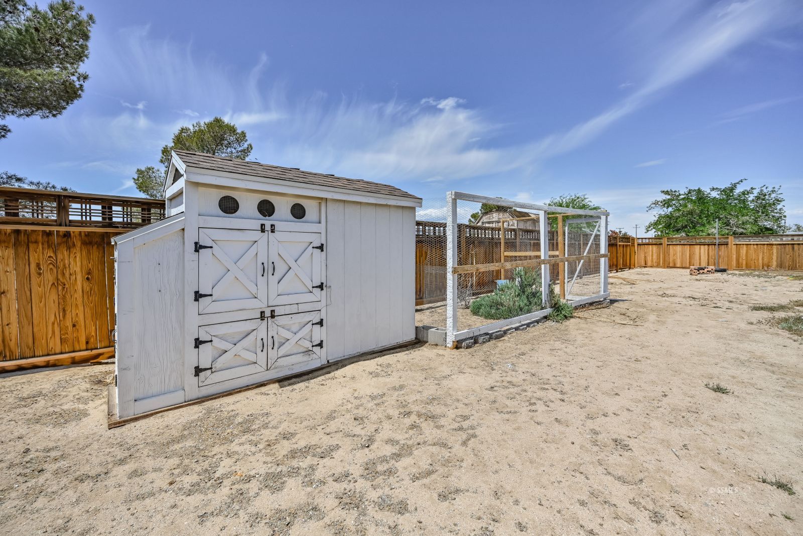 1407 North Indian Wells Street Ridgecrest, CA 93555 - Photo 45 of 50 a view of a backyard