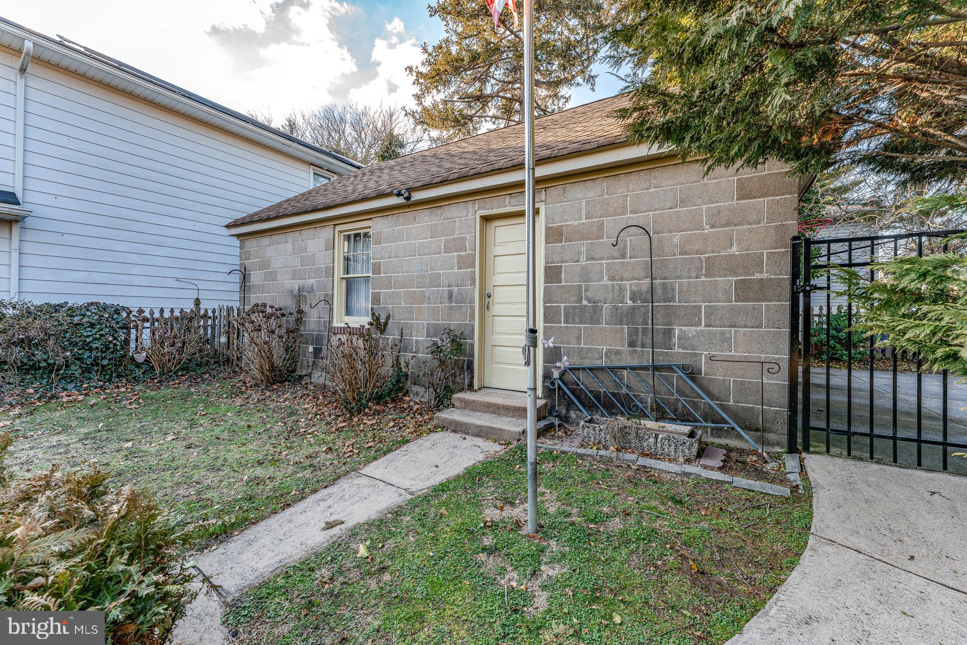 825 Bay Avenue Somers Point, NJ 08244 - Photo 31 of 37 a backyard of a house with plants and outdoor seating