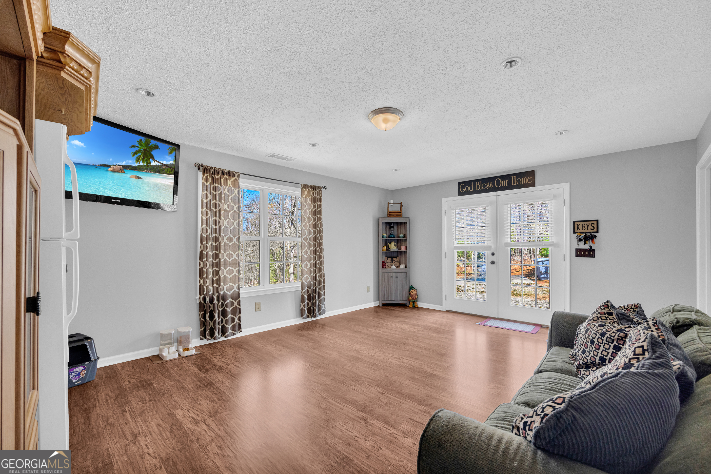 234 Old River Road Cornelia, GA 30531 - Photo 28 of 40 a living room with furniture and a window