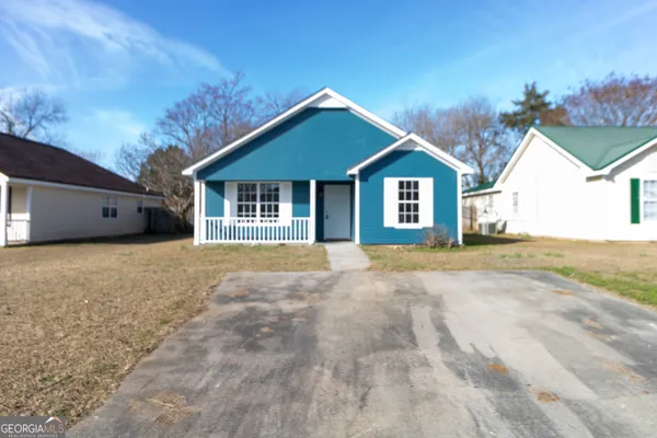 a view of a house with a yard