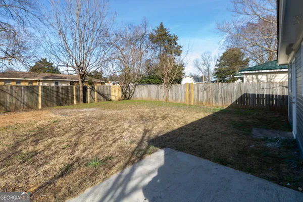 a view of a backyard