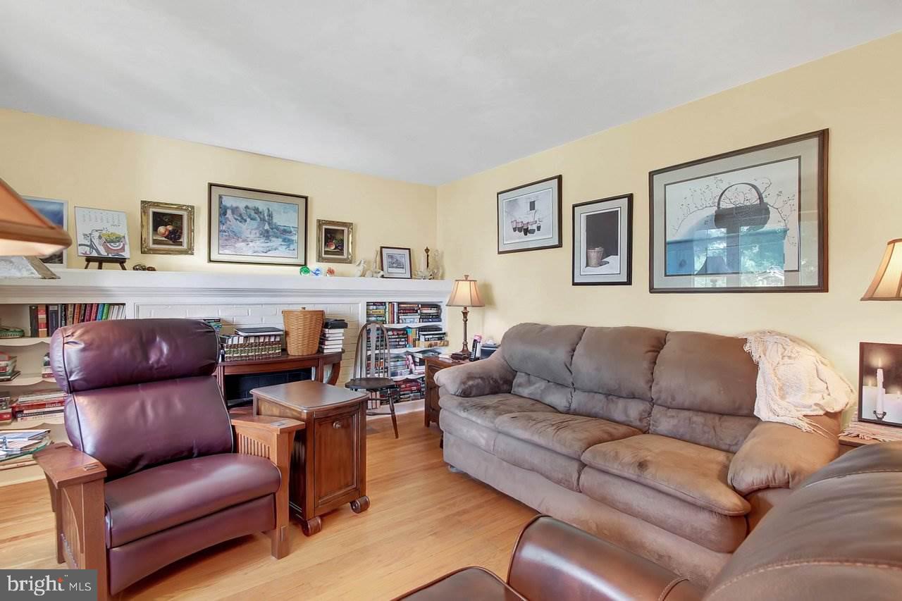 401 Waters Road York, PA 17403 - Photo 4 of 36