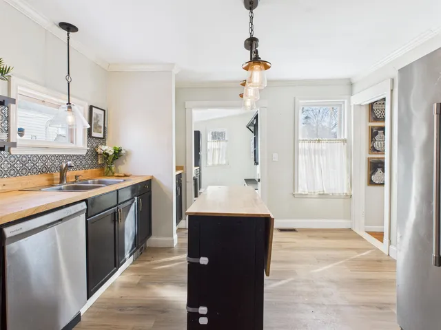 $379,900 | 11 Washington Street, Concord, NH 03303