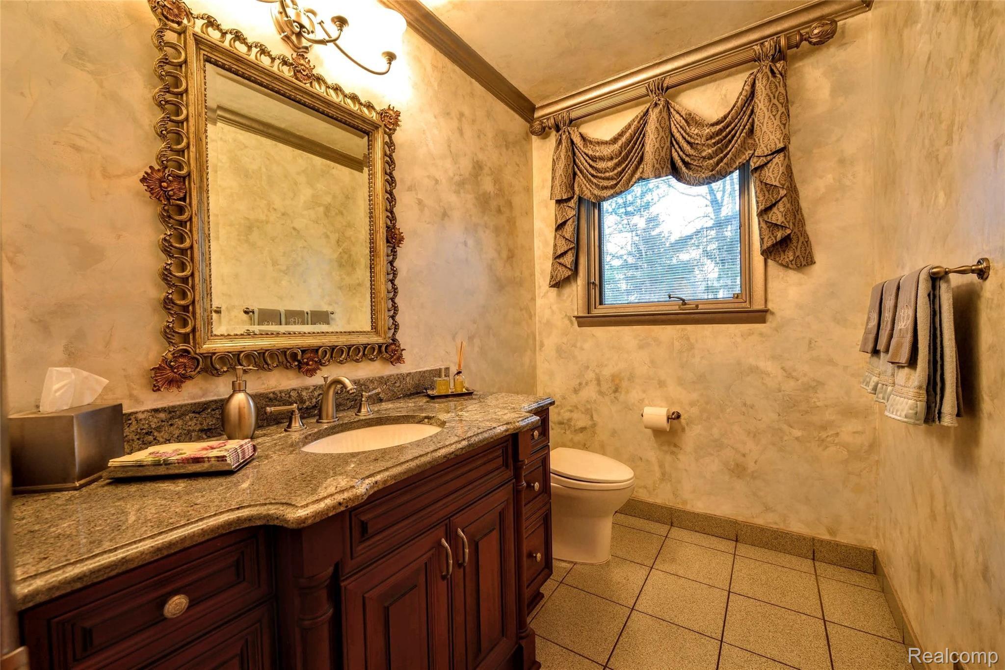 876 Covington Road Bloomfield Hills, MI 48301 - Photo 10 of 32 Bathroom1.jpg