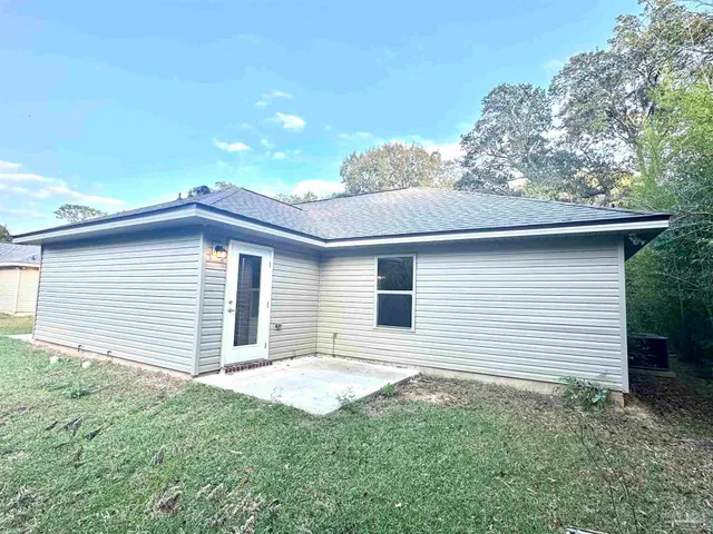 a view of a house with a yard and garage